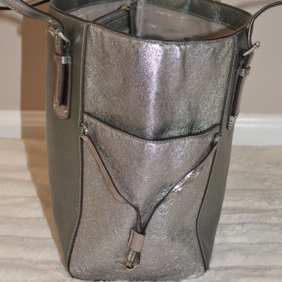 Michael Kors Voyager Metallic East West large pewter silver shimmer leather tote - Picture 6 of 13